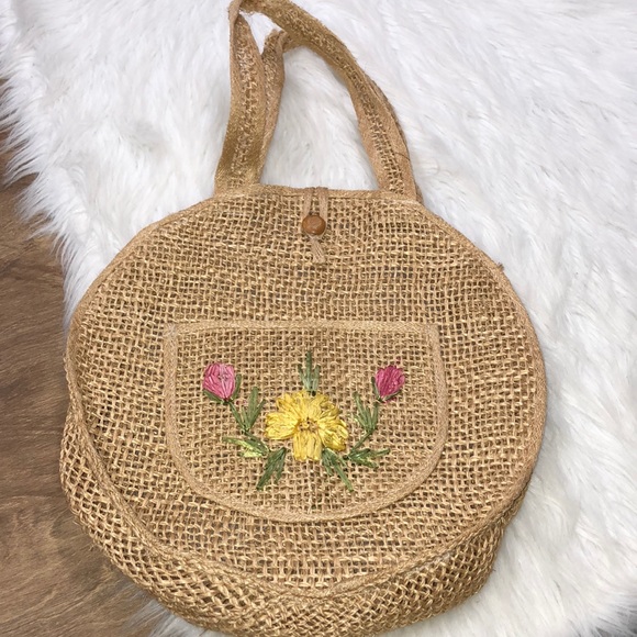Handbags - Gorgeous vintage straw floral embroidered tote bag
